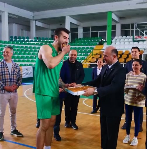 Vali Serdengeçti’den Kerasus Spor’a