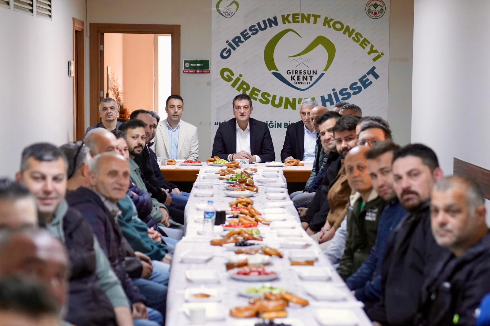 Fuat Köse birim çalışanlarıyla