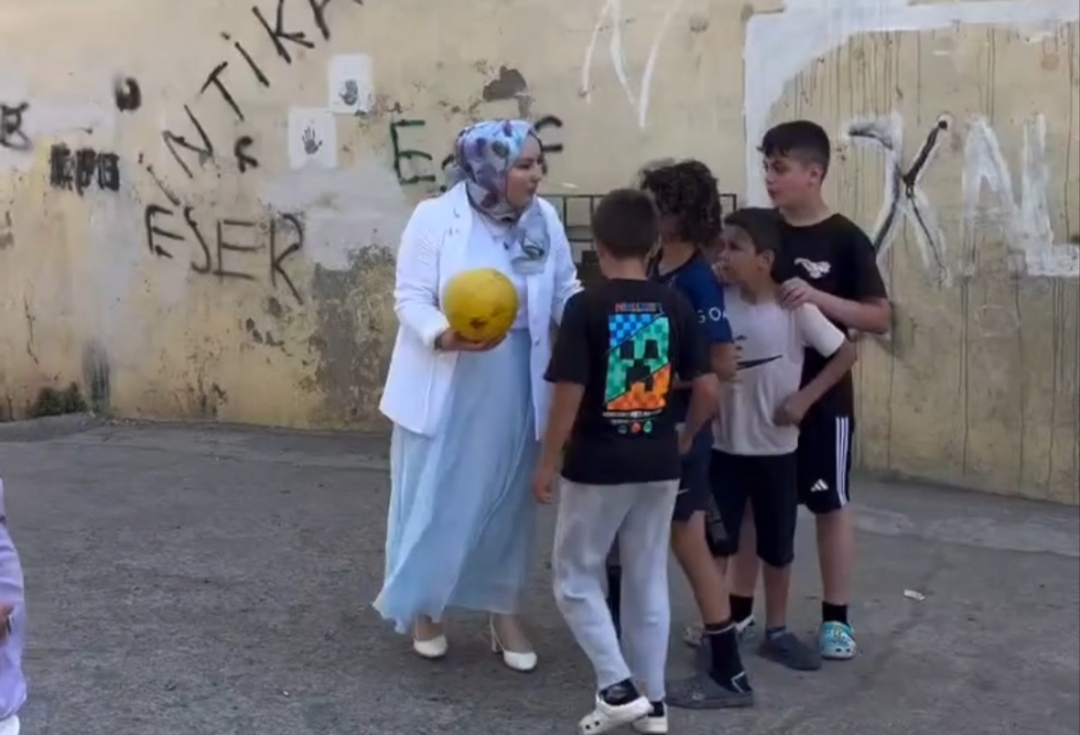 Fatmanur Çakır Öztürk vatandaşlarla